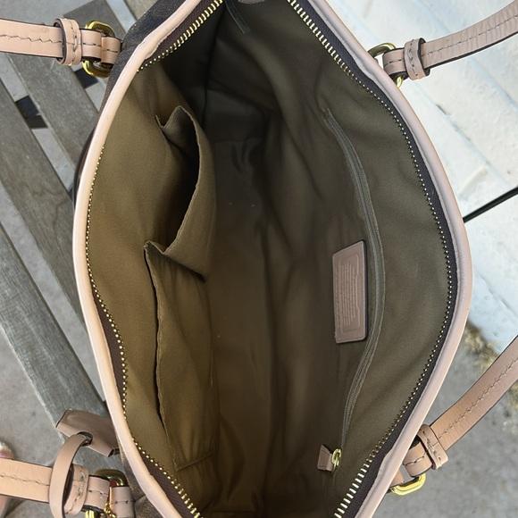 Vintage large Coach Purse w/ crossbody strap - Picture 3 of 3